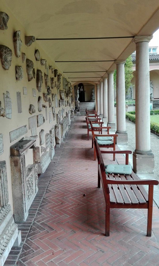 Das städtische Lapidarium Stuttgart: Durch die Geschichte wandeln 5 Das Lapidarium in Stuttgart - Wandelgang mit Sitzgelegenheiten