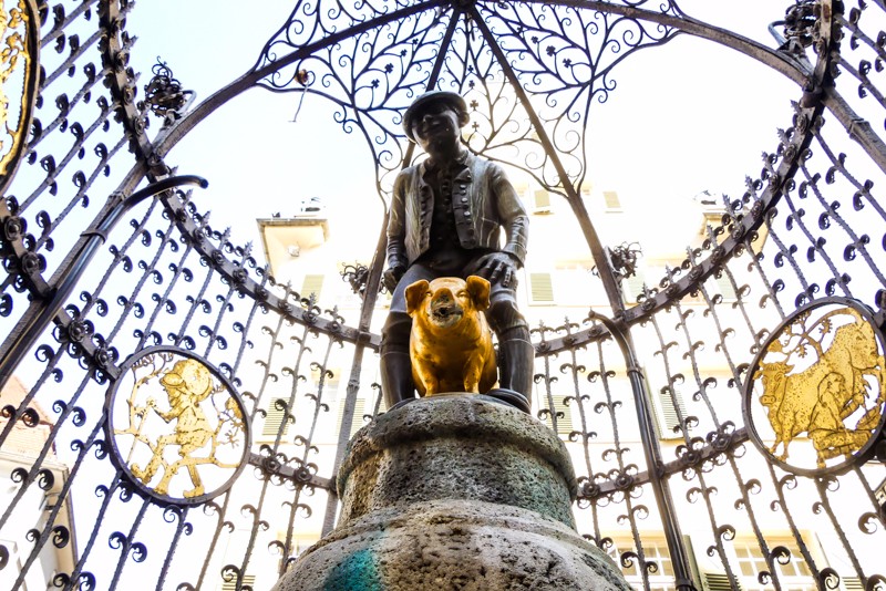 Das Deli In Stuttgart Restaurant Bar Und Cafe Am Hans Im Gluck Brunnen