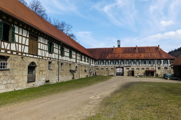 Das Vorwerk Güterstein bei Bad Urach in idyllischer Lage an der Erms 2 Gütersteiner Wasserfälle - Vorwerk Güterstein - der Innenhof