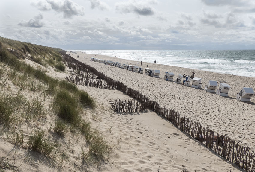 Die Strandpromenade Westerland auf Sylt: Ideal für einen Spaziergang 5 Sylt - Strandpromenade Westerland - die letzte Reihe an Strandkörben