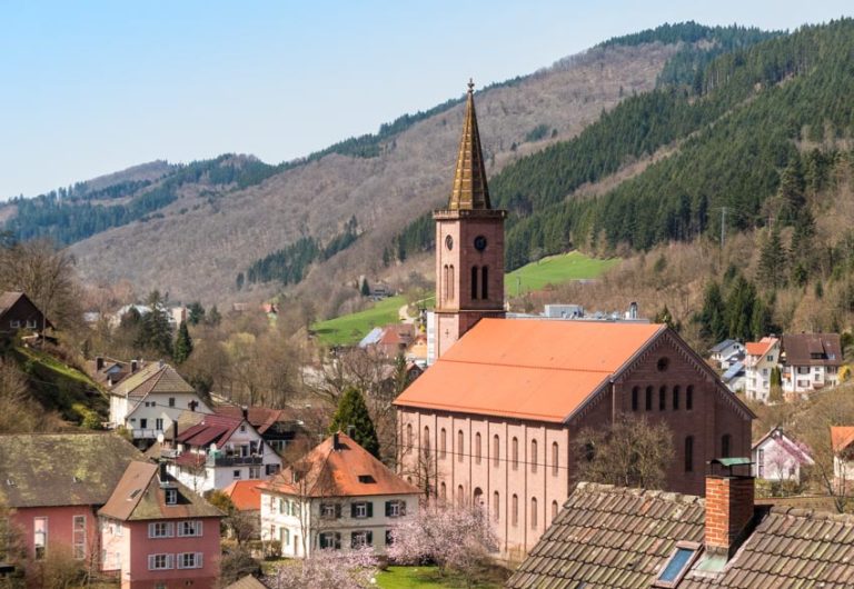 Schiltach im Schwarzwald die Fachwerkstadt Blick ins Tal 768x530