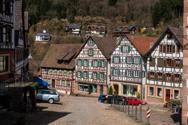 Schiltach im Schwarzwald die Fachwerkstadt Blick über den Marktplatz 768x513
