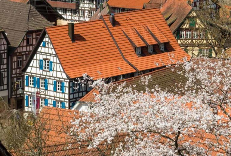 Schiltach im Schwarzwald die Fachwerkstadt Blütezeit 768x520