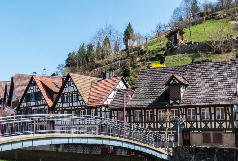Schiltach im Schwarzwald die Fachwerkstadt Brücke über die Schiltach 768x520