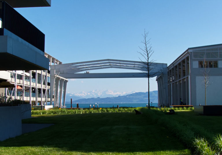 Ehemalige Bodan Werft - Leben am See - Blick zwischen den Gebäuden hin zum Bodensee