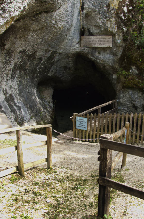 GD Archive 3 Die Wimsener Höhle bei Hayingen der Eingangsbereich