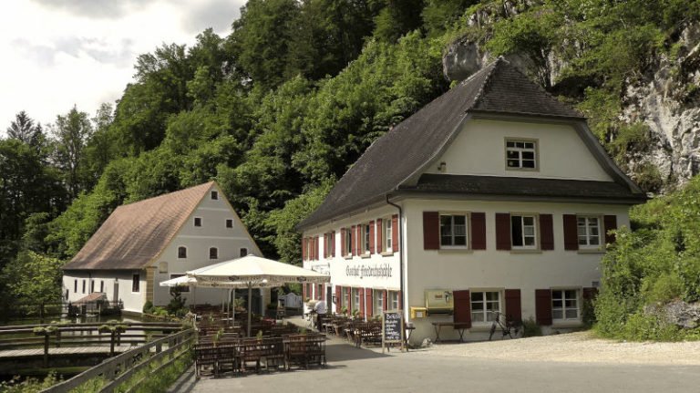 Der Gasthof Friedrichshöhle bei der Wimsener Höhle – toller Biergarten