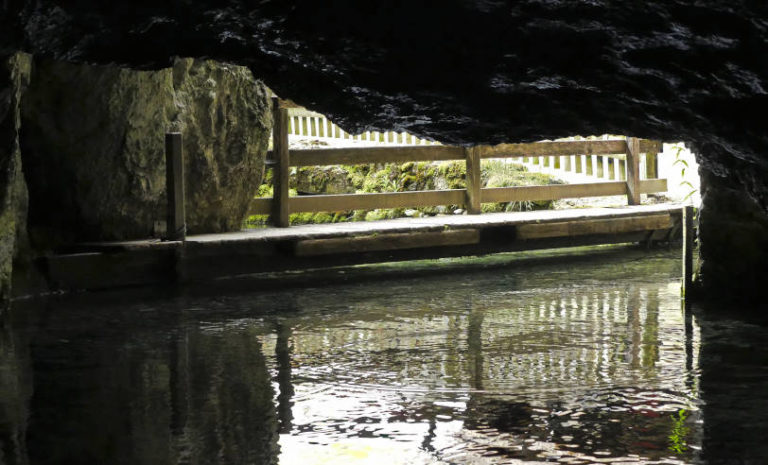 Wimsener Höhle bei Hayinten Der Anlegesteg von der Höhe heraus fotografiert 768x465