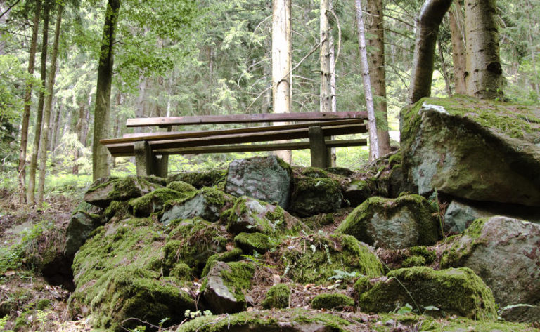 Die Wolfsschlucht bei Calw - wenig vertrauenswürdige Sitzbank