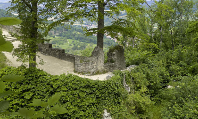 Ruine Reußenstein auf der schwäbischen Alb - Blick auf den vorderen Außenhof