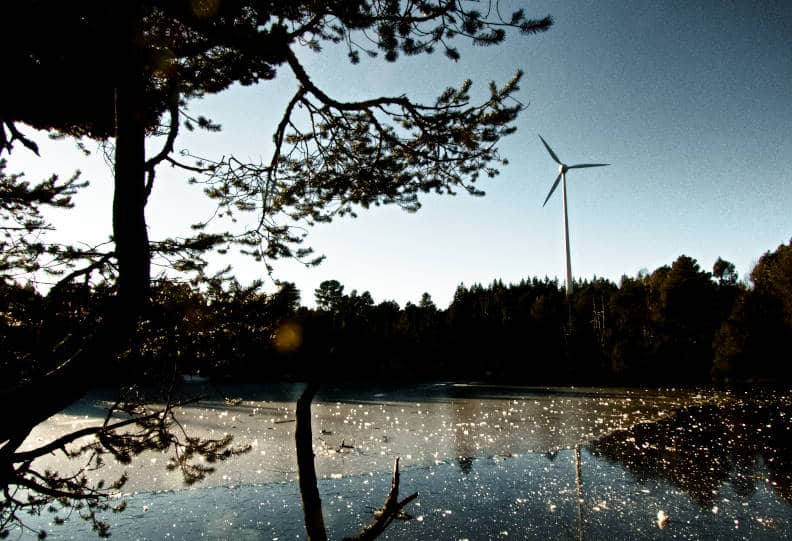 Der Blindensee bei Schonach im Schwarzwald mit dem Wow-Effekt 2 Blindensee bei Triberg - Windrad im Hintergrund