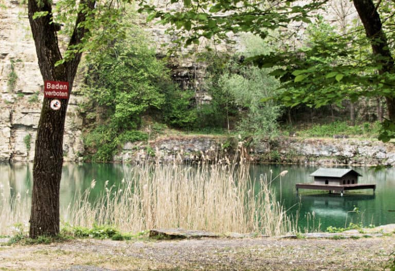 Der Tauchsteinsee bei Talfeld - die Kamera über den Zaun gehoben Der Tauchsteinsee bei Talfeld - die Kamera über den Zaun gehoben