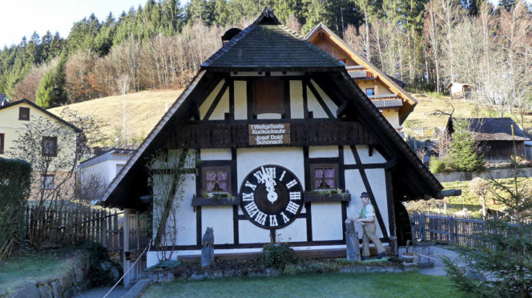 die weltgrößte Kuckucksuhr im Schwarzwald - Blick auf das Ziffernblatt