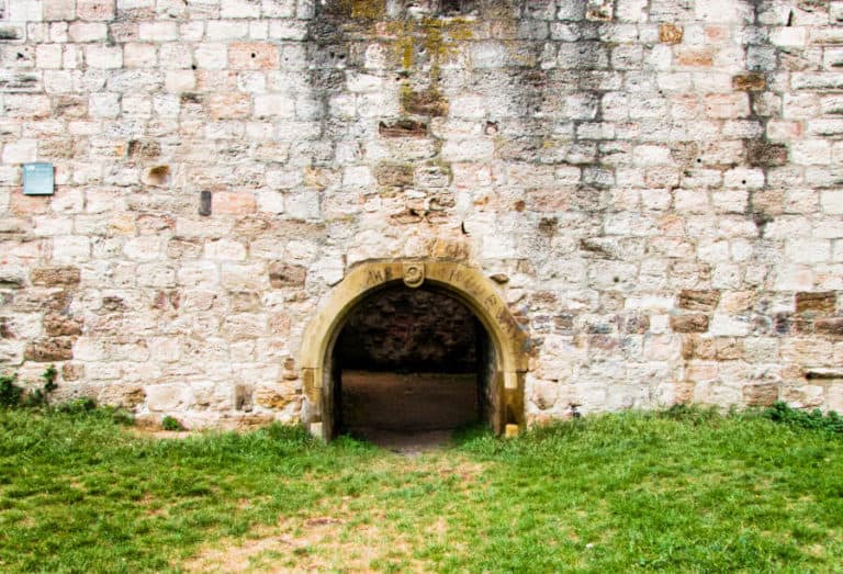 Burgruine Helfenberg - Eingangsbereich des einstigen Wohnturms Burgruine Helfenberg - Eingangsbereich des einstigen Wohnturms