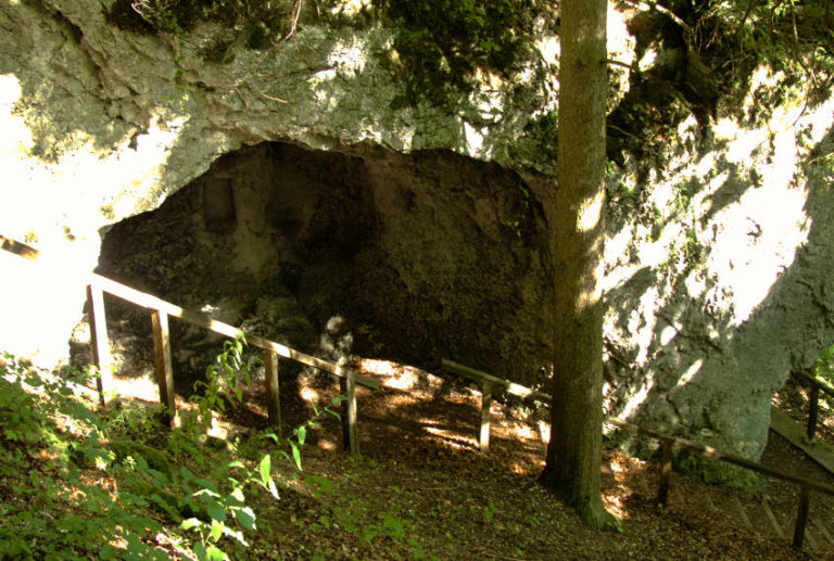 Grotten und Felsen Inzigkofen - auf der schmalen Treppe zu den Grotten Grotten und Felsen Inzigkofen - auf der schmalen Treppe zu den Grotten