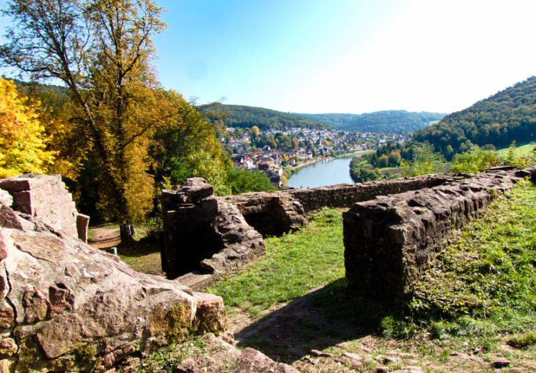 Hinterburg Neckarsteinach - Blick am Neckar entlang Richtung Neckarsteinach Hinterburg Neckarsteinach - Blick am Neckar entlang Richtung Neckarsteinach