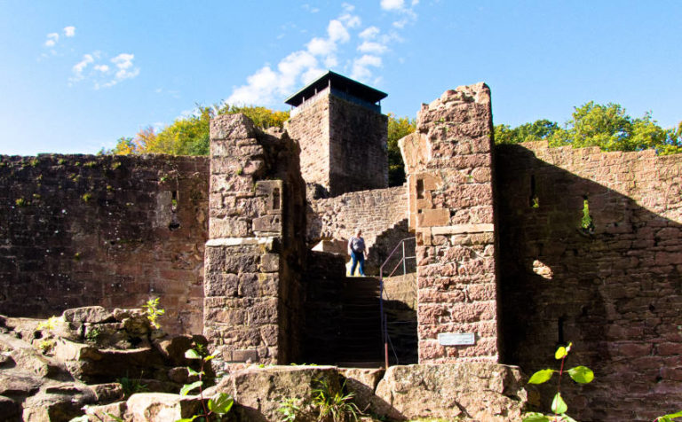 Hinterburg Neckarsteinach - Blick auf die Reste des Portals mit dem Turm im Hintergrund Hinterburg Neckarsteinach - Blick auf die Reste des Portals mit dem Turm im Hintergrund