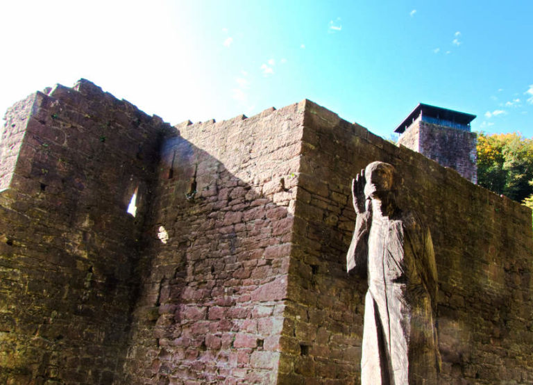 Kunstwerk neben der Hinterburg Neckarsteinach Kunstwerk neben der Hinterburg Neckarsteinach