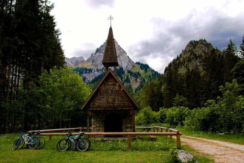 Bei Halblech wandern: der Natur auf der Spur 6 Bei Halblech wandern - Ammergauer Alpen - die Wanderfleck Kapelle - im Hintergrund der Geiselstein