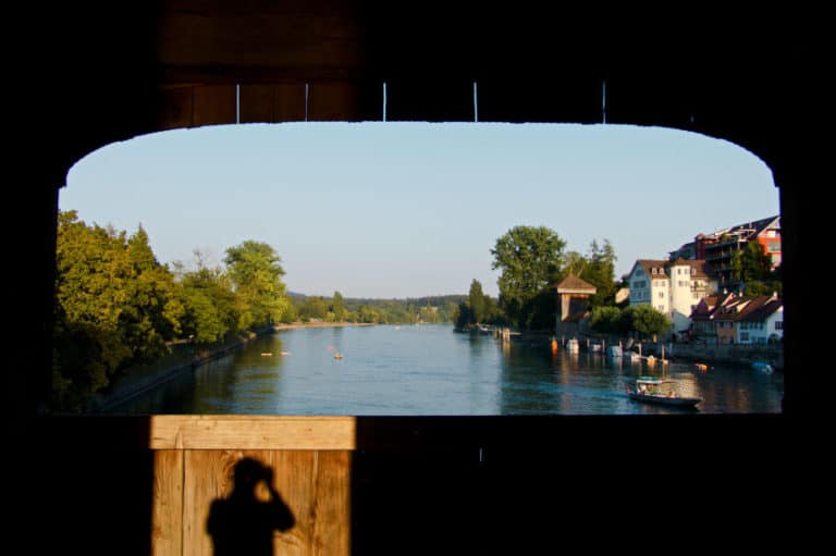 Rheinbrücke Diessenhofen-Gailingen - Schattenselfie über dem Rhein Rheinbrücke Diessenhofen-Gailingen - Schattenselfie über dem Rhein