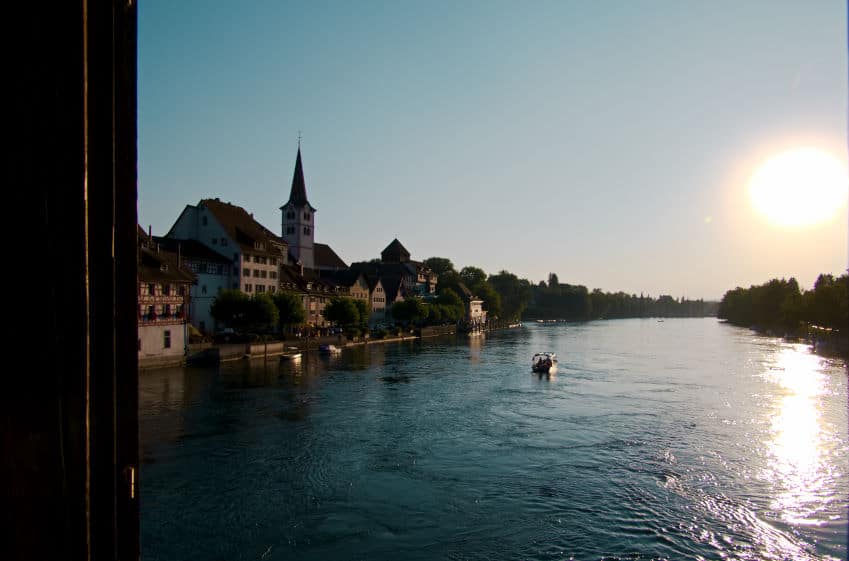 Die Rheinbrücke Diessenhofen-Gailingen: Verbindungsbrücke zwischen Deutschland und der Schweiz 2 Rheinbrücke Diessenhofen-Gailingen - Blick in Richtung schweizer Uferseite