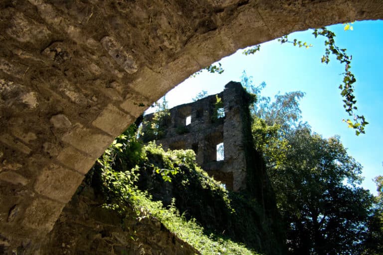 GD Archive 30 Ruine Hohentwiel bei Singen Blick durch den Torbogen kurz vor der Anlage 768x511