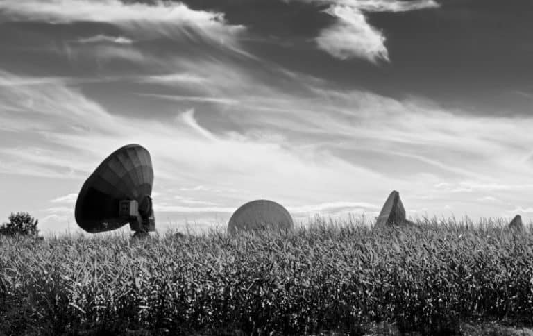 Erdfunkstelle Raisting - Parabolantennen im Maisfeld Erdfunkstelle Raisting - Parabolantennen im Maisfeld