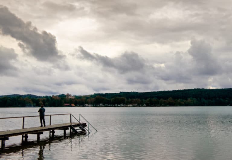 Pilsensee im Fünfseenland - Blick Richtung Seefeld und das Seeschloss