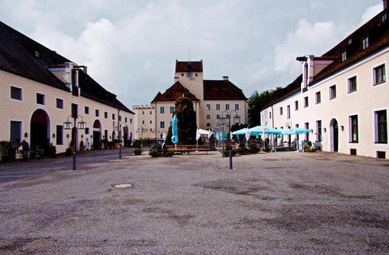 Schloss Seefeld am Pilsensee - Blick über den Innenhof Schloss Seefeld am Pilsensee - Blick über den Innenhof