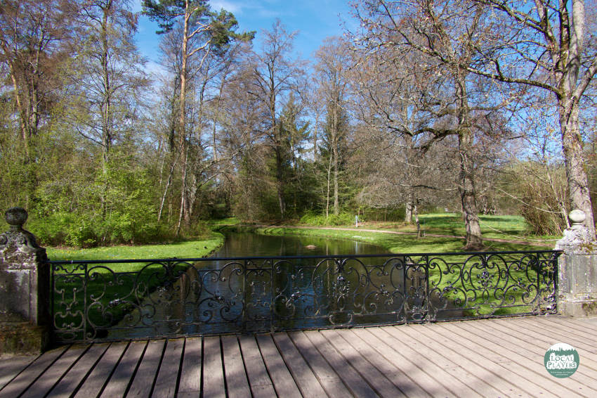 Der Schlosspark Donaueschingen mit fürstlichem Ambiente 1 Schlosspark Donaueschingen - Holzbrücke über den Parksee