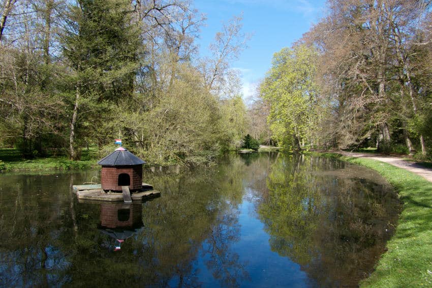 Der Schlosspark Donaueschingen mit fürstlichem Ambiente 5 Schlosspark Donaueschingen - die Teichanlage mit der angedeuteten U-Form