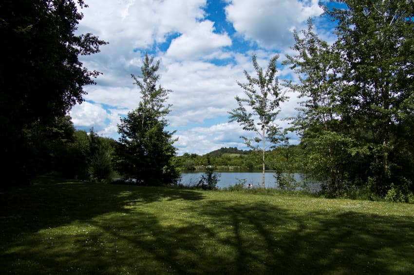 Der Stausee Katzenbach bei Pfaffenhofen - mutige Badegäste im Hintergrund