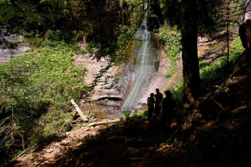 Der Sankenbach Wasserfall als Teil des Sankenbachsteigs 1 Sankenbach Wasserfall - plötzlich tut er sich vor dir auf