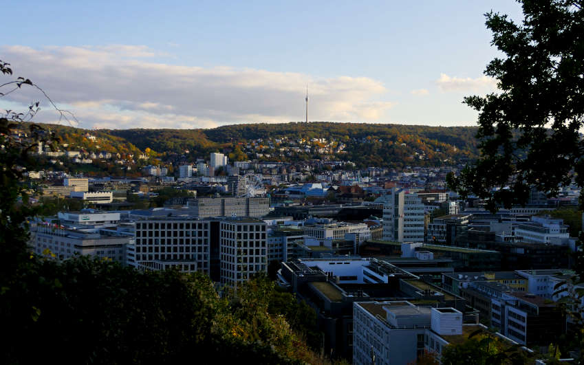 Chinesischer Garten Stuttgart mit asiatischem Flair 3 Chinesischer Garten Stuttgart - Blick in den Kessel mit dem vorrübergehend installierten Riesenrad