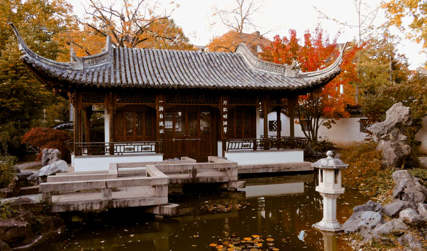 Chinesischer Garten Stuttgart mit asiatischem Flair 4 Chinesischer Garten Stuttgart - die kleine Halle mit davor angelegtem Teich