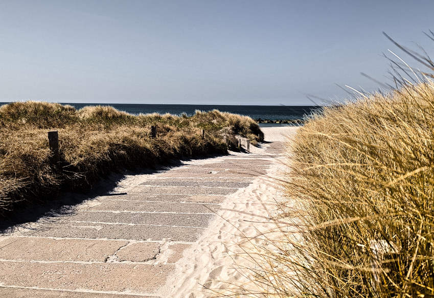 Die Seebrücke Wustrow: dein perfektes Ausflugsziel 3 Strandzugang nähe Seebrücke Wustrow
